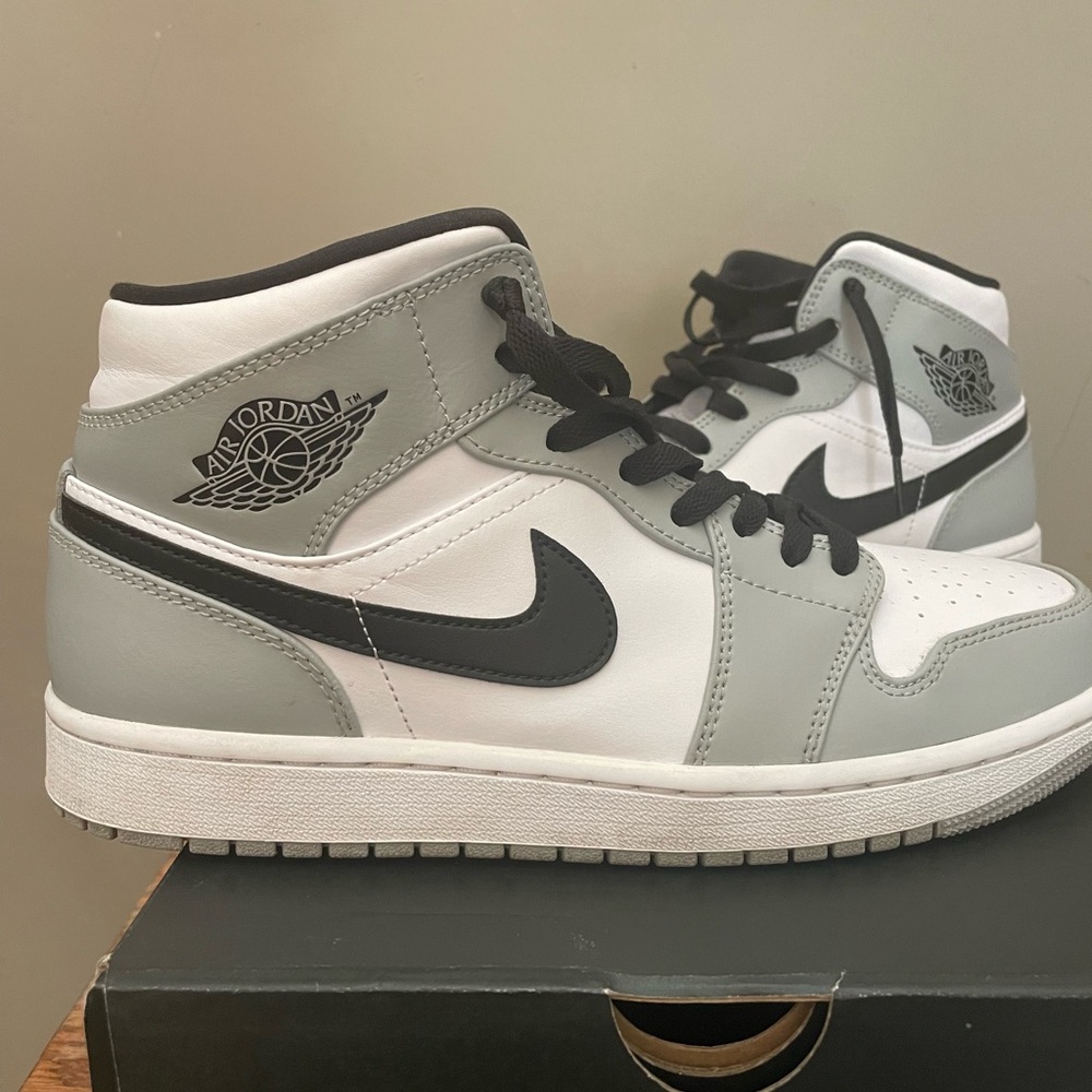 Air Jordan 1 Mid… size 9.5 men’s .